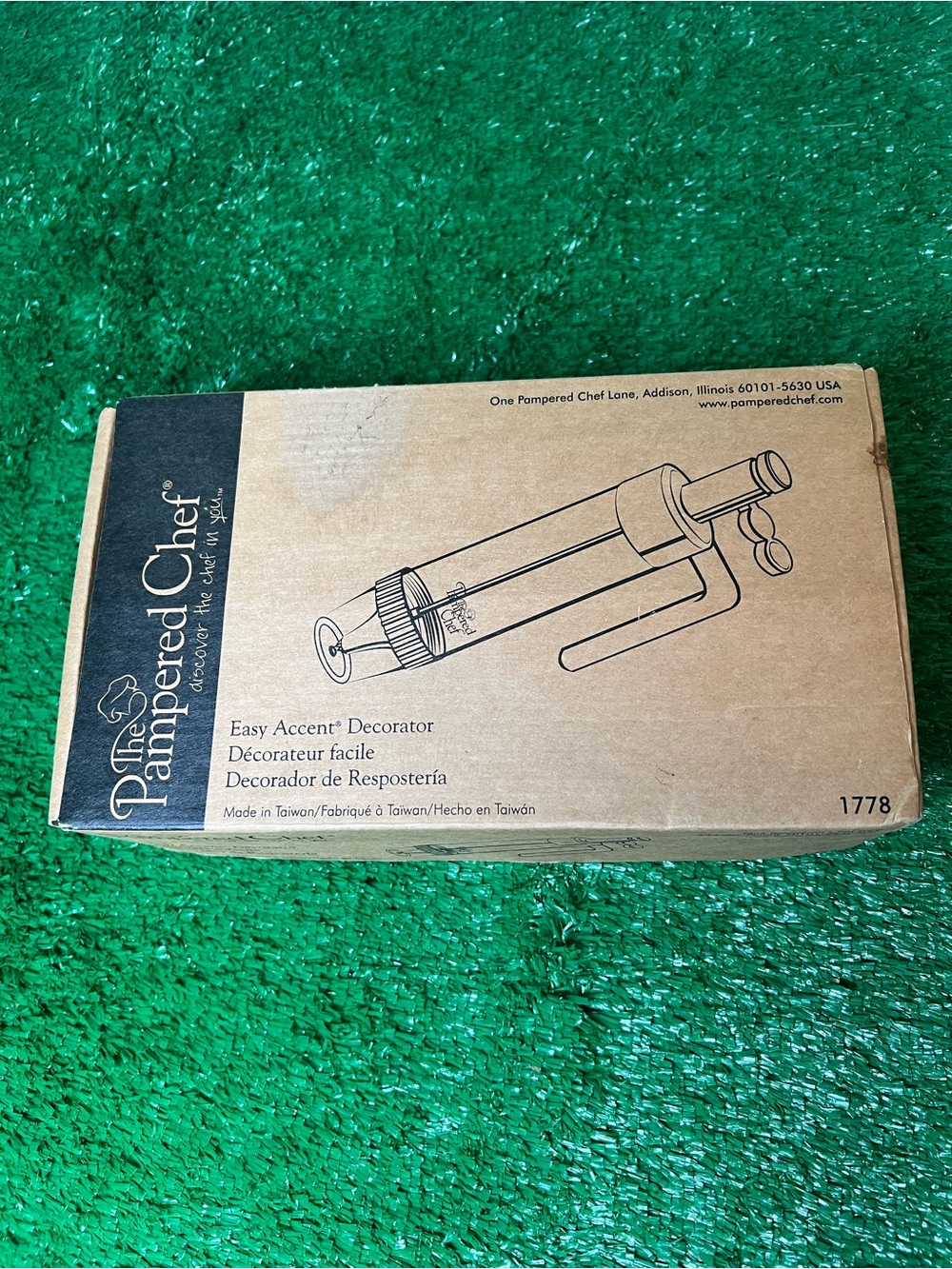 The Pampered Chef Easy Accent Decorator Boxed in Brown